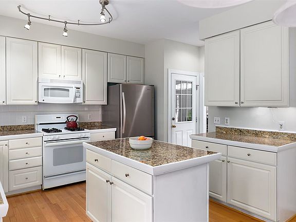 4th image of 300 Orchard Ln