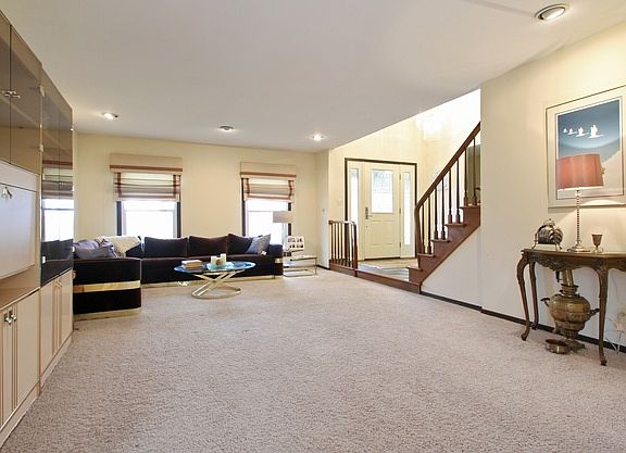 3rd image of 4060 Lindenwood Ln