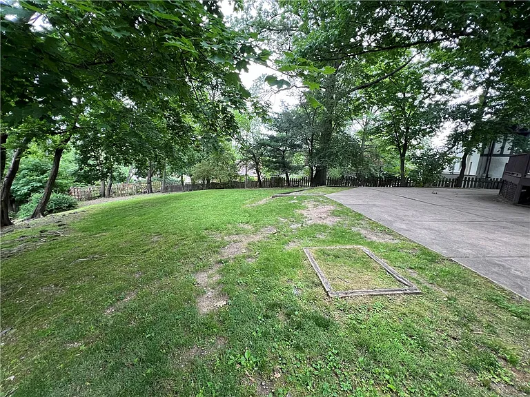 127 Westland Dr — Photo 36