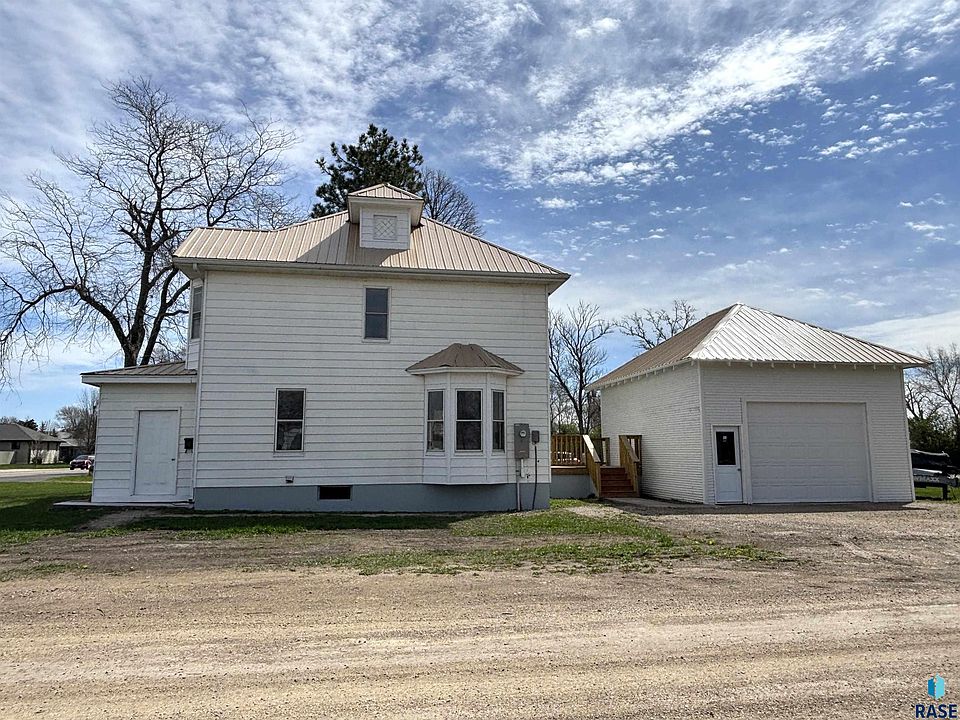 1st image of 800 E 3rd St