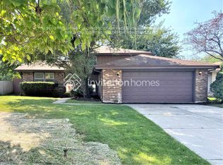 225 Poston Rd, Willow Springs, IL 60480