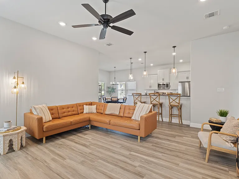 616 Charlotte Ln — Photo 3