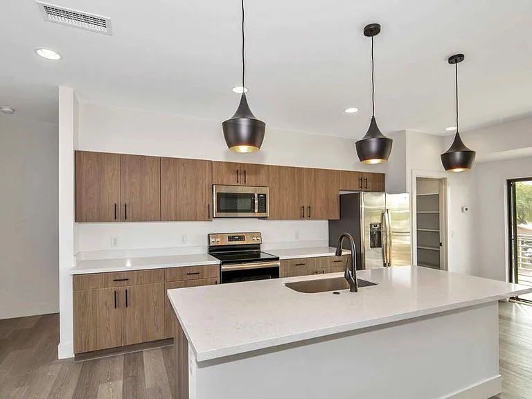 524 W Brown St — Photo 4