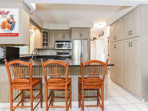 3rd image of 639 Plymouth St