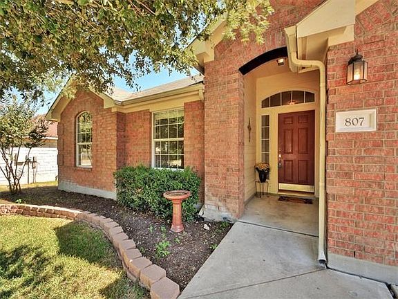 4th image of 807 Plumbago Dr