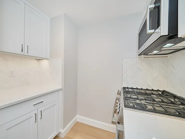160 Riverside Blvd #3N — Photo 7