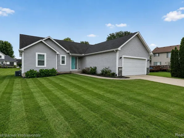 1297 Rosalie Dr, Fenton, MI 48430