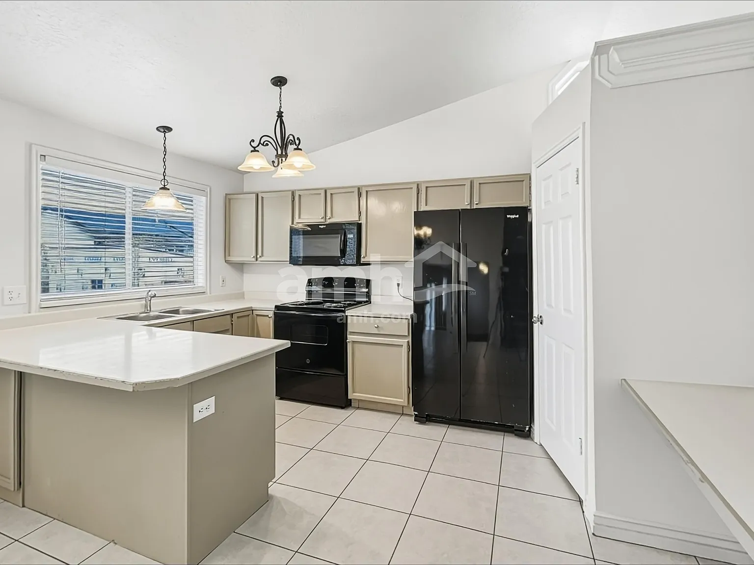 4 bed, 1.5 bath, 1848 sqft, $2,525 — Photo 3