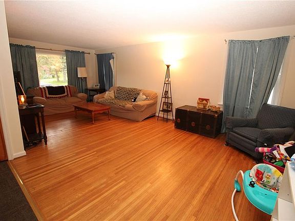 3rd image of 37 Deland Park A Park #A-b