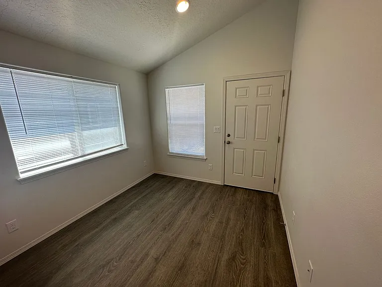 805 NE Lafayette Ave — Photo 3