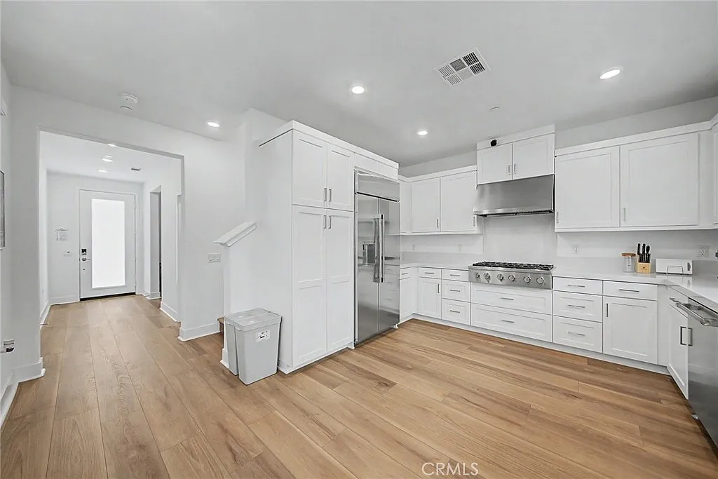 4 bed, 3.5 bath, 2535 sqft, $5,900 — Photo 3