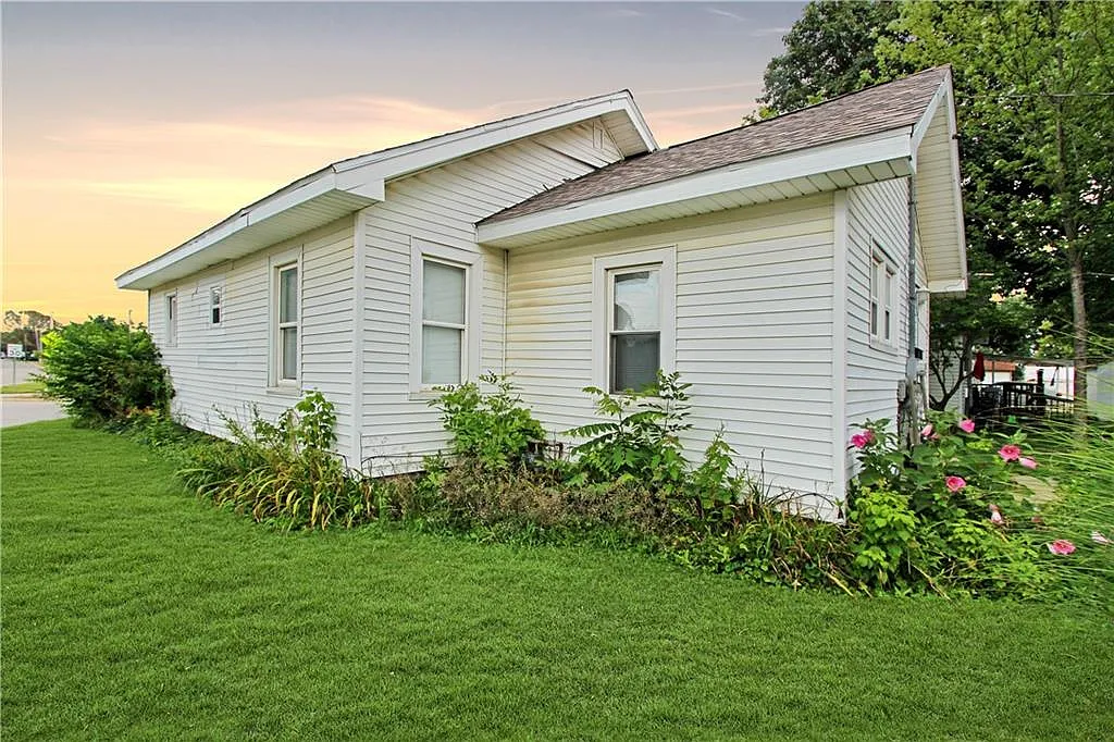 4 Railroad Ave photo 1