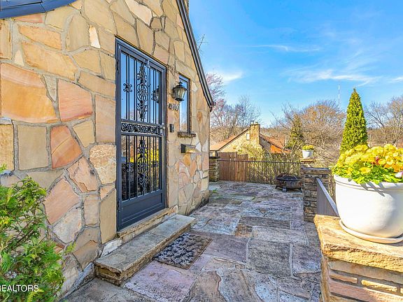 3rd image of 2109 NE Sanford Pl