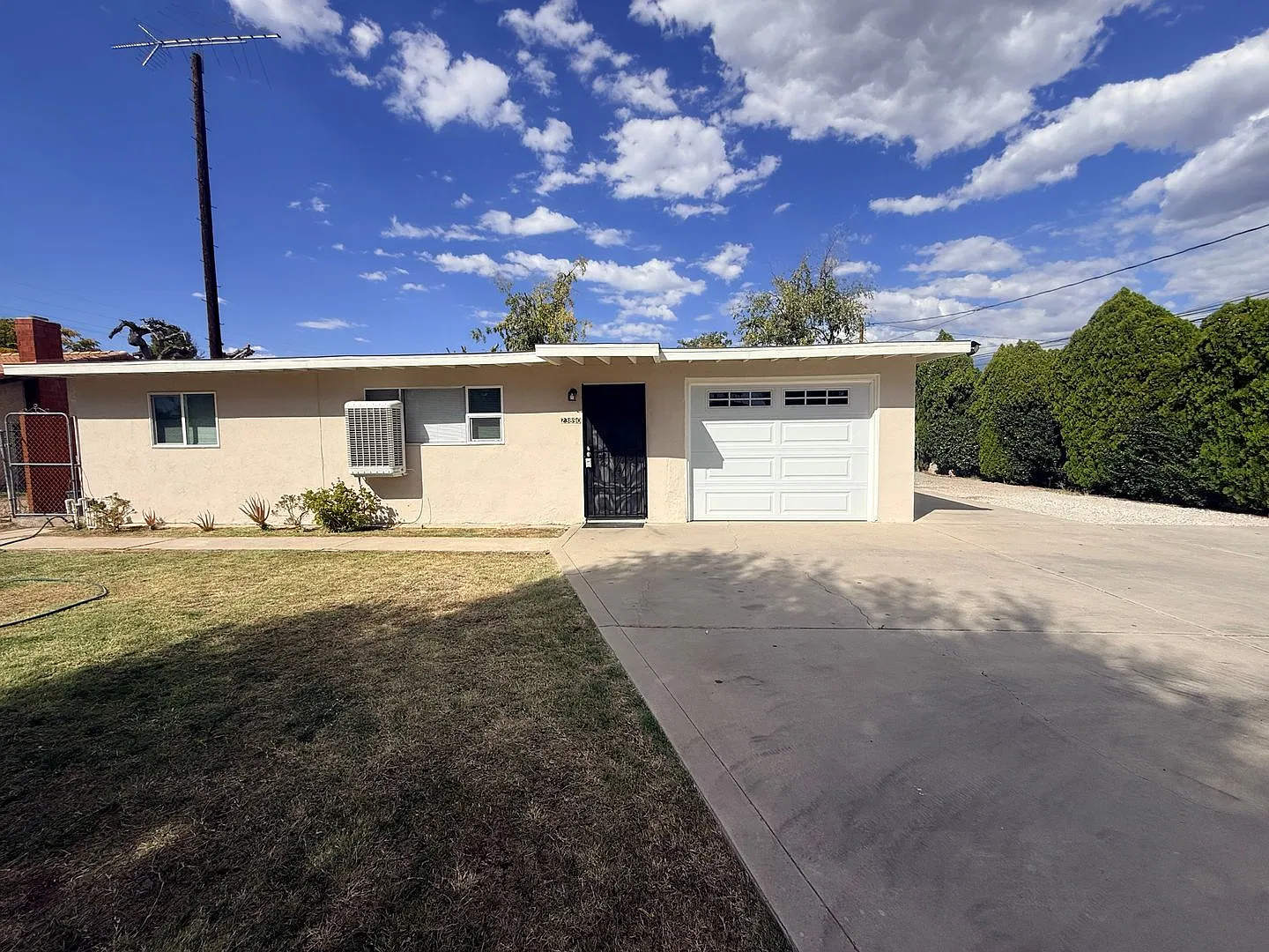 Beautifully renovated 2 bedroom home is now available for rent! — Photo 1