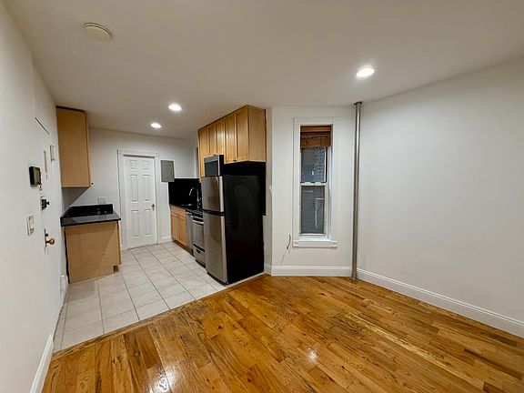 3rd image of 347 E 65th St APT 3RW