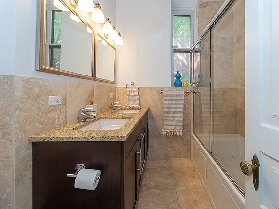 3rd image of 2031 W Evergreen Ave #2