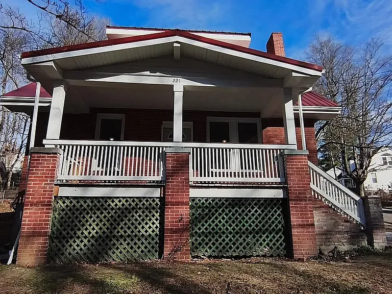 221 S Washington Ave — Photo 1