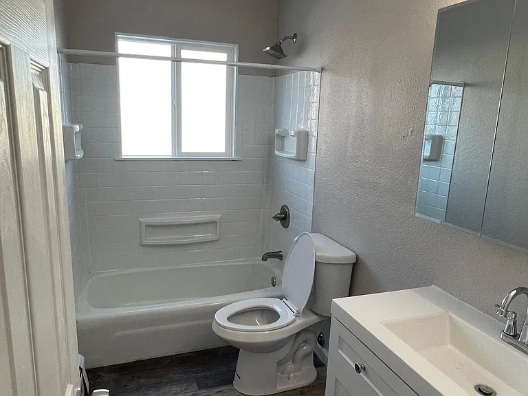 1550 E 8th St #1550 — Photo 7