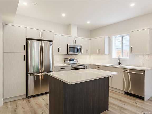 4th image of 949 Stockwell Ave #947-953