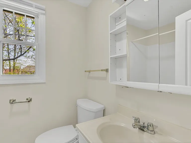 Savin Court Apartments — Photo 38