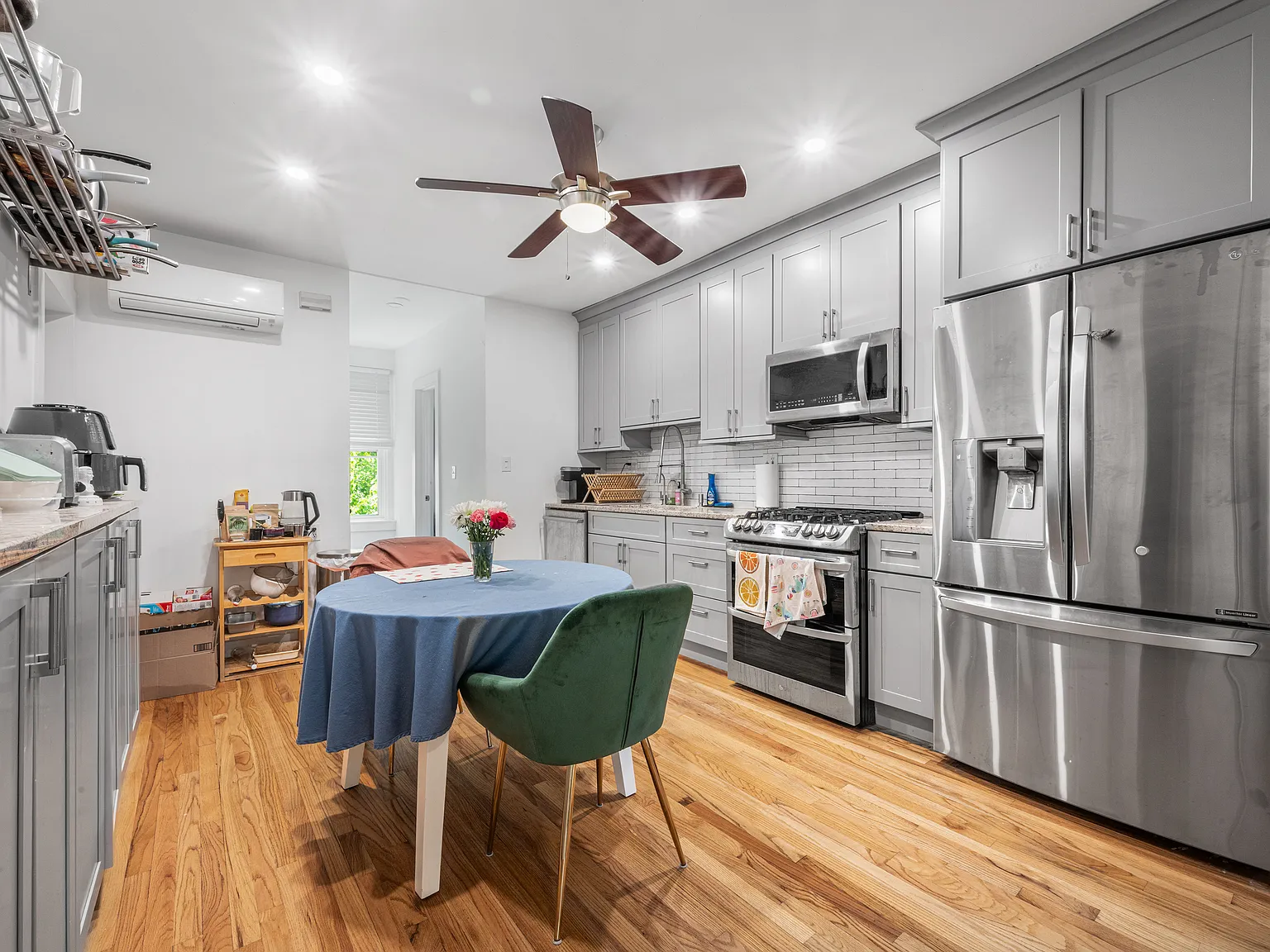 3 bed, 1350 sqft, $2,895 — Photo 2