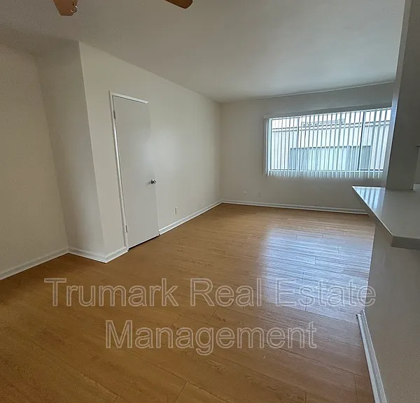 337 E Tujunga Ave #M — Photo 4