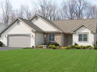 136 Leamington Cir, Rochester, NY 14626