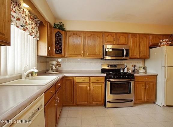 5th image of 581 W Montrose Ave