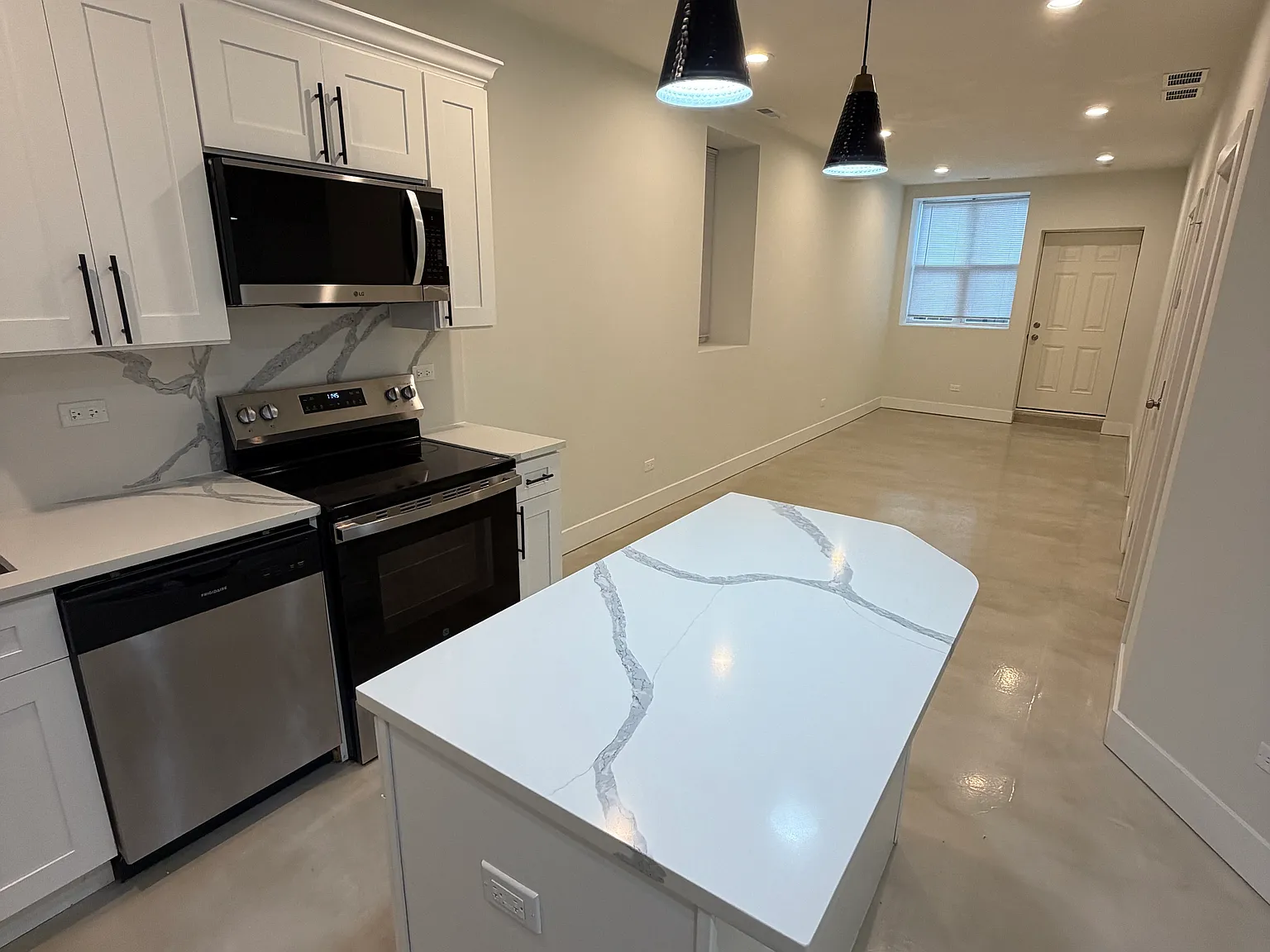 3 bed, 1200 sqft, $2,950 — Photo 3