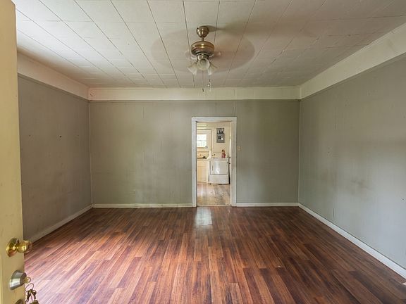 4th image of 611 Smith St