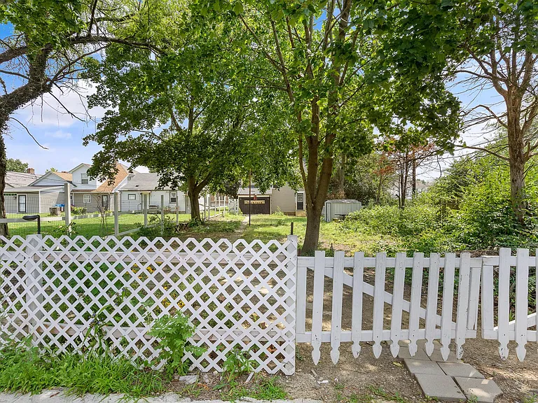 2225 Catalpa Dr — Photo 17