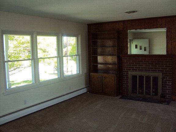 5th image of 555 Mountain View Dr