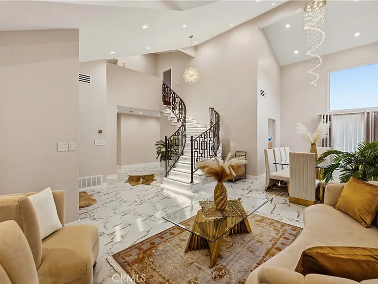 4561 Grandview Dr — Photo 14
