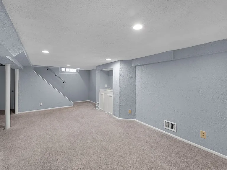 5577 N Kent Ave — Photo 29