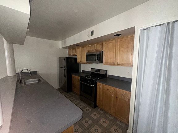 4th image of 2627 Brown St #412