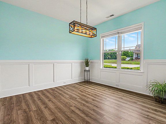 4th image of 26 Stone Cove Cir