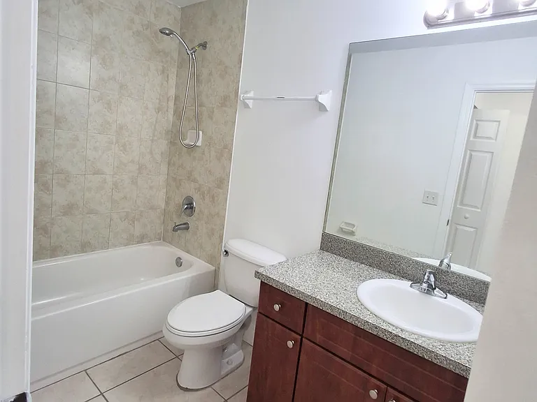 2421 W 78th St #104 — Photo 14