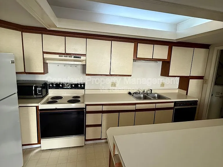 1031 Bond St #3 — Photo 4