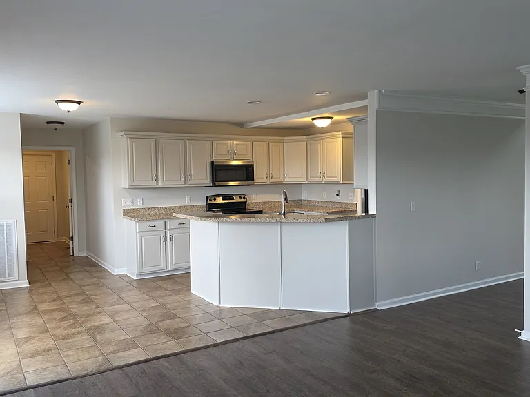 1186 Castlewood Dr — Photo 3