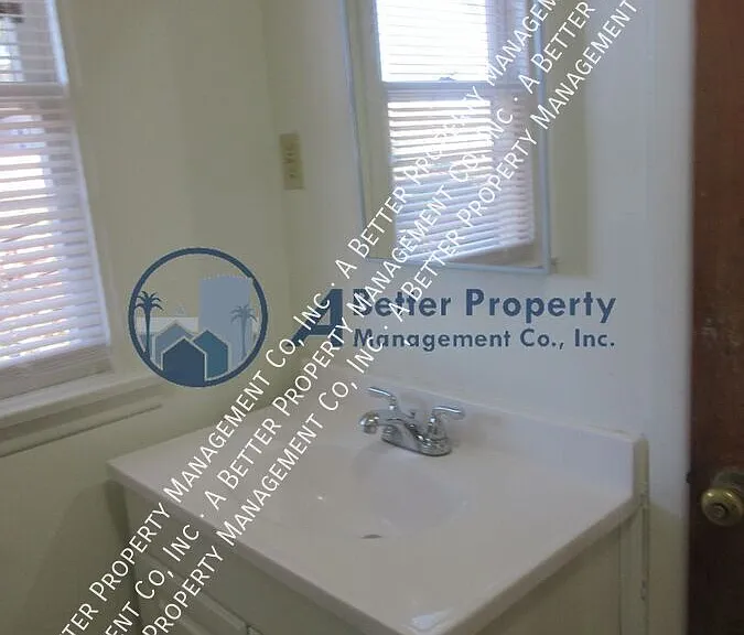 234 N Newport #C — Photo 5