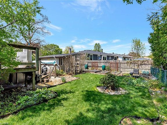 3rd image of 224 Erindale Cres