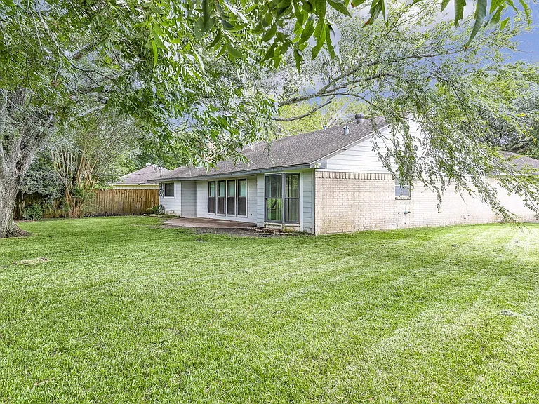1226 Ferndale Dr — Photo 4