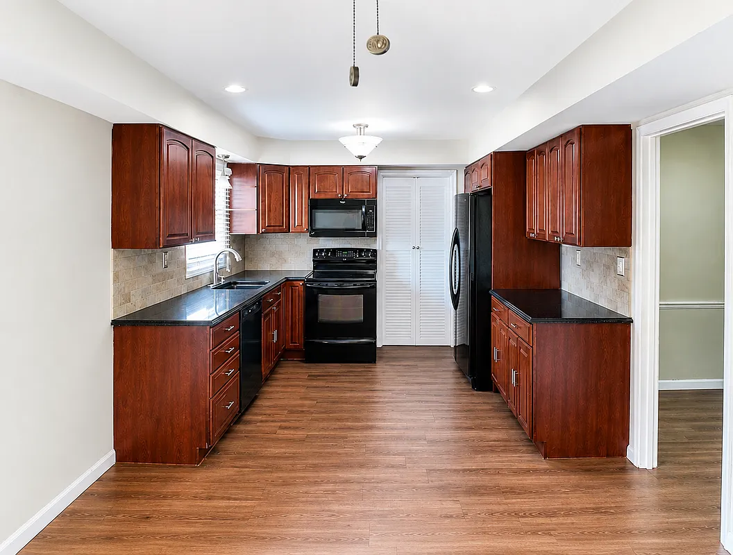 3 bed, 3.0 bath, 2072 sqft, $3,600 — Photo 3