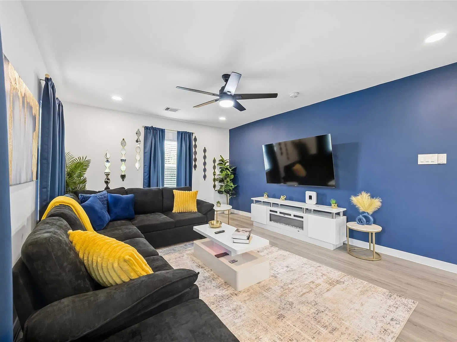 2 bed, 2.0 bath, 1200 sqft, $1,900 — Photo 2