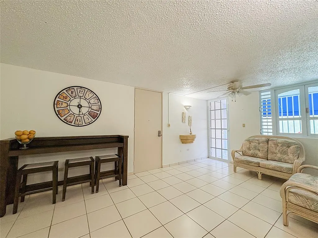 3 bed, 1.0 bath, 914 sqft, $975 — Photo 2