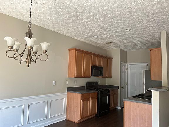 3rd image of 431 Lantern Wood Dr