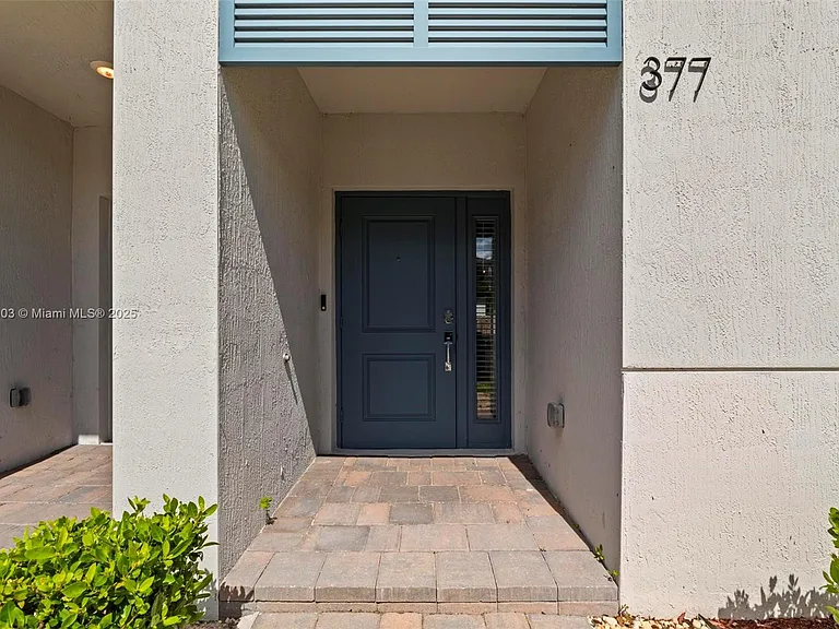 377 NE 1st Dr — Photo 3