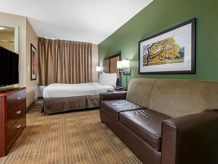 Deluxe Studio - 1 Queen Bed