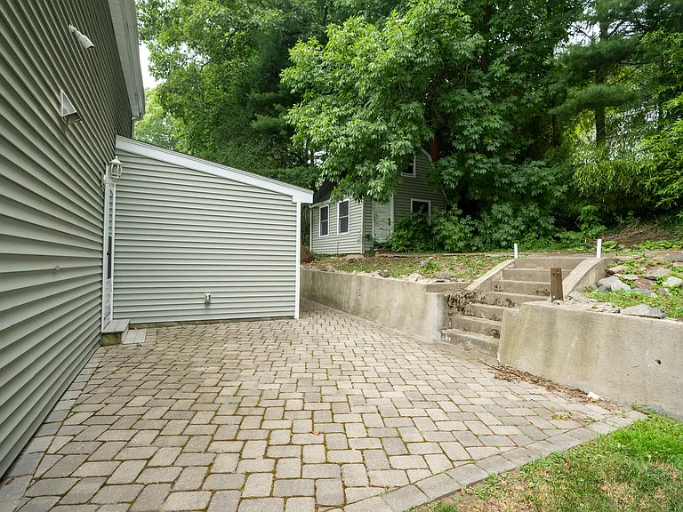 592 Poplar St — Photo 15
