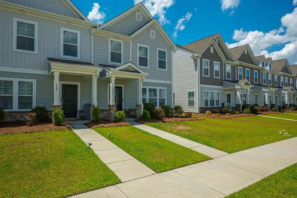 3 bed, 2.5 bath, 1860 sqft, $2,450 — Photo 1